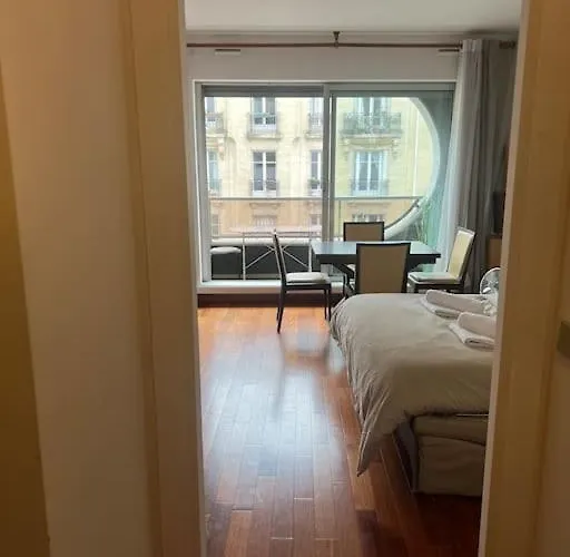 Suite Avec Balcon Vue Tour Eiffel